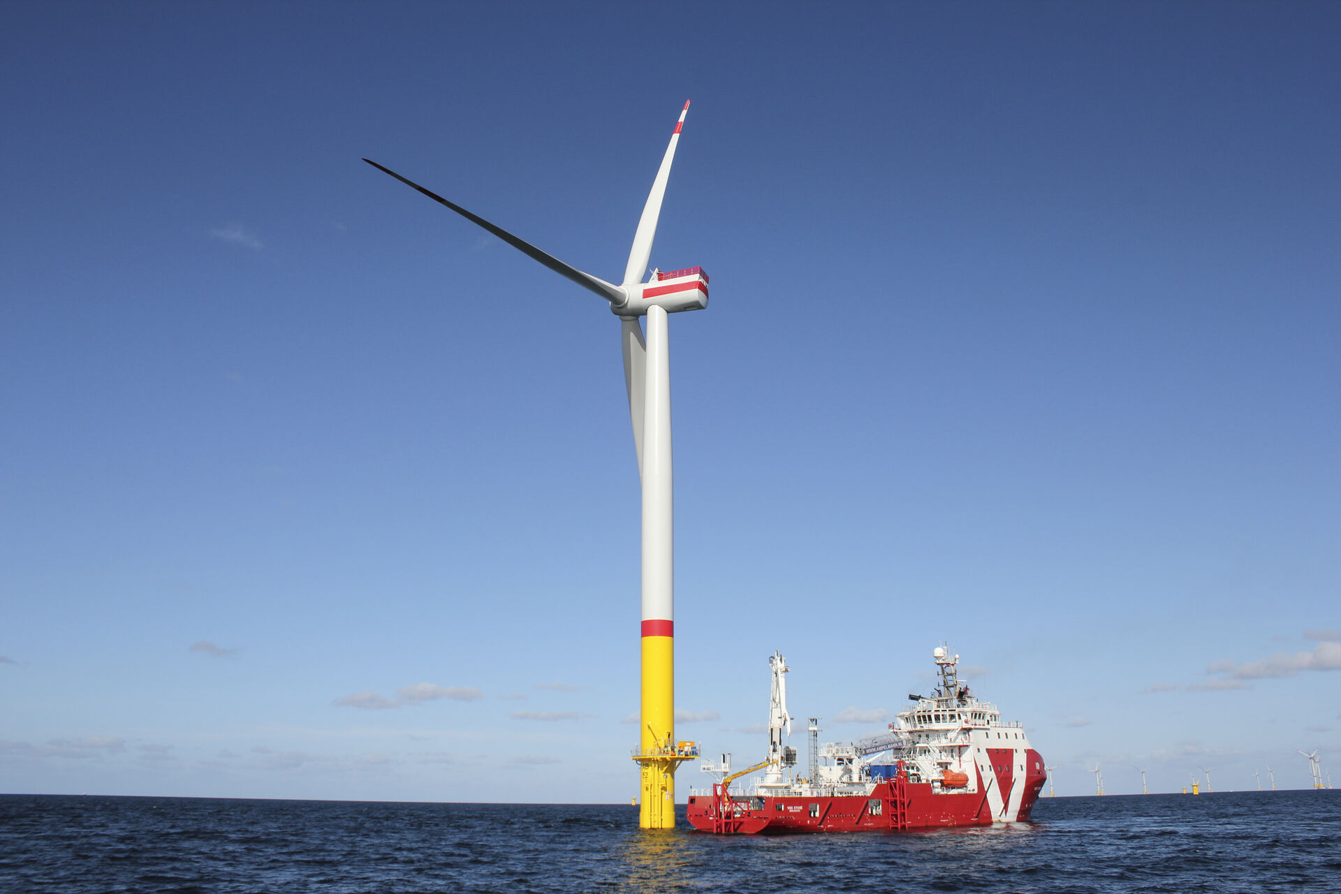 Offshore_Windkraftanlage_mit_Schiff